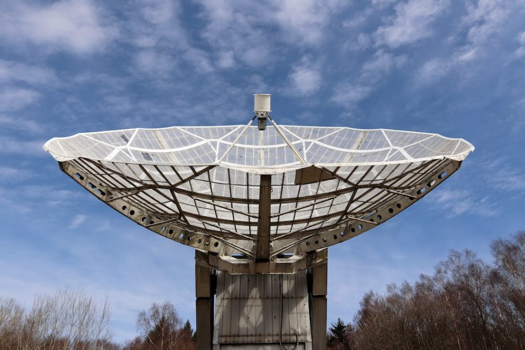 Radio-Telescope-Focus-To-The-Sky